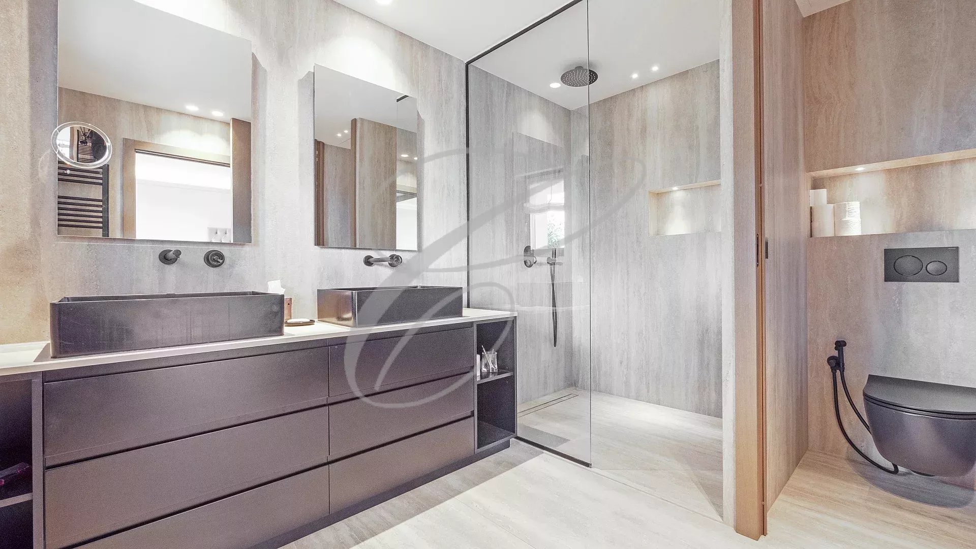 Salle de bain moderne avec douche à l'italienne et meuble vasque en bois.