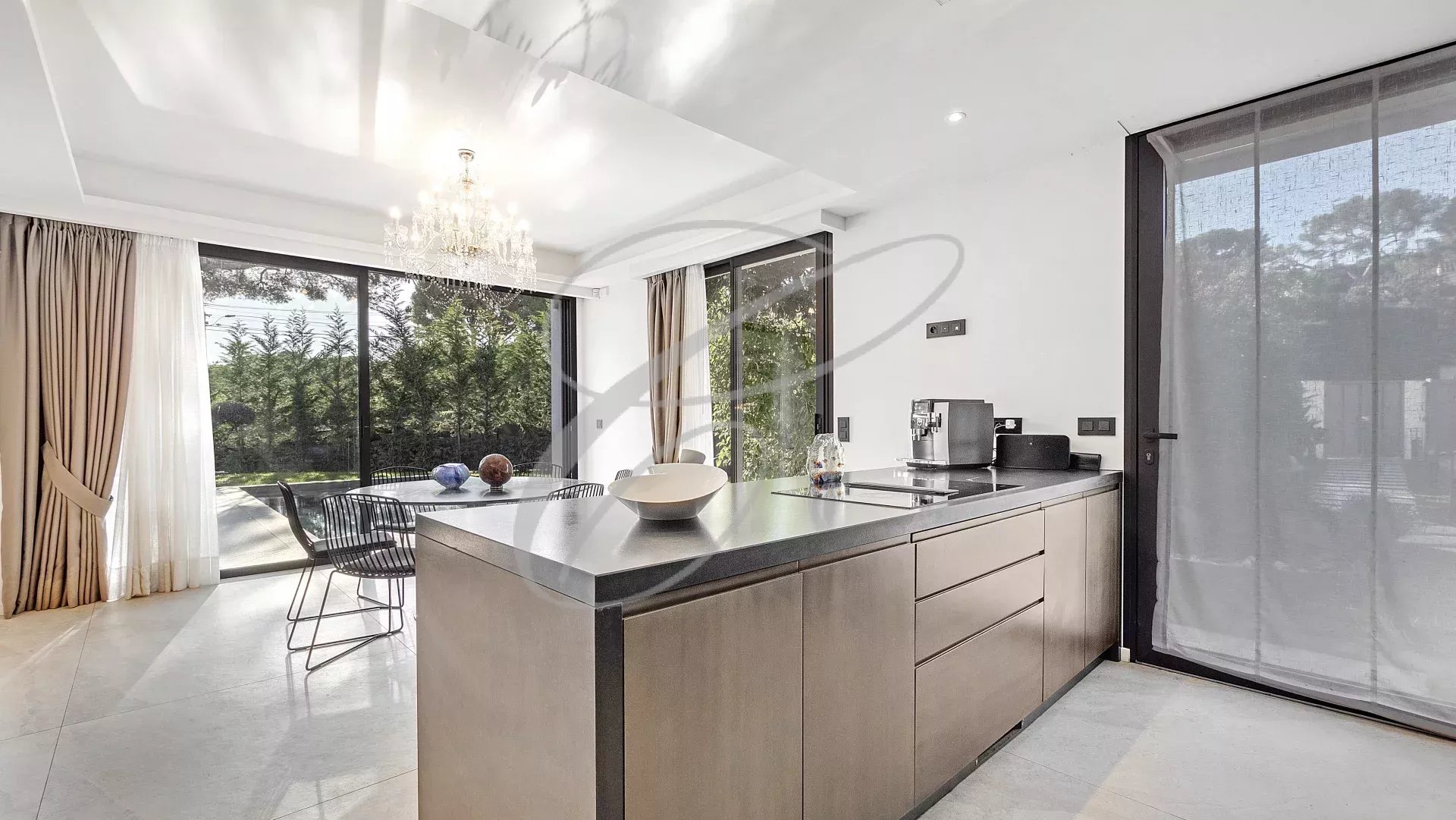 Cuisine moderne d'une villa contemporaine avec vue sur le jardin à Roquebrune-Cap-Martin.