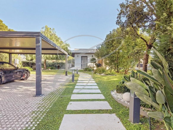 Entrée d'une villa contemporaine avec jardin et parking à Roquebrune-Cap-Martin.