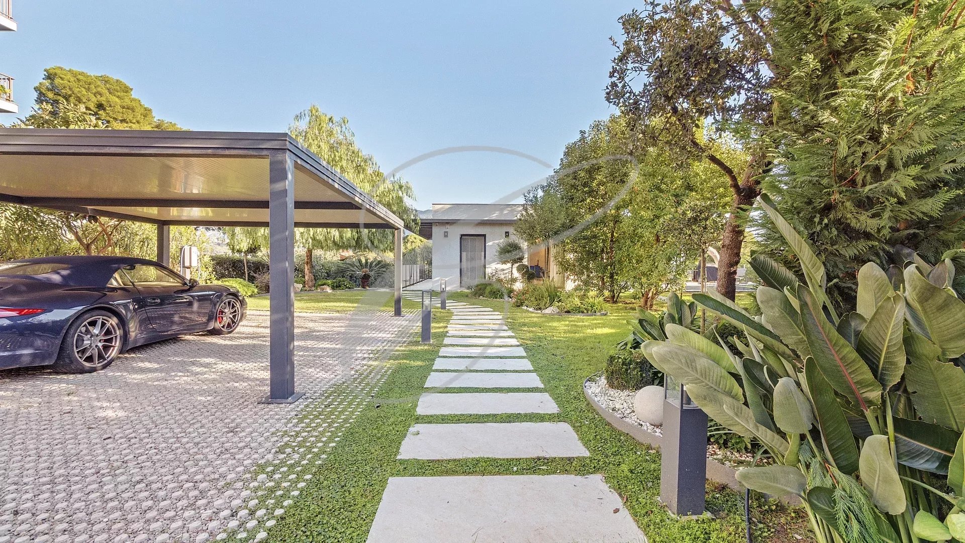 Entrée d'une villa contemporaine avec jardin et parking à Roquebrune-Cap-Martin.