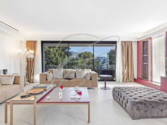 Intérieur d'une villa contemporaine à Roquebrune-Cap-Martin avec vue sur la mer.