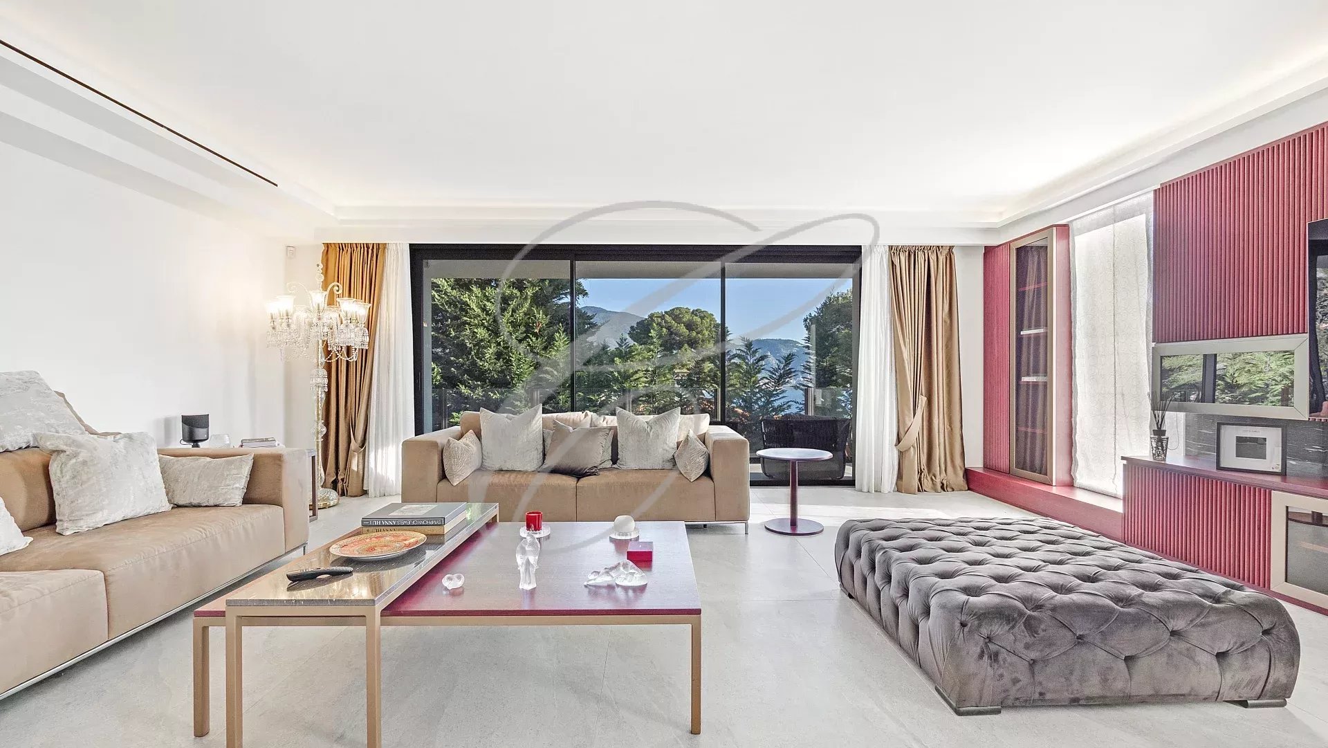 Intérieur d'une villa contemporaine à Roquebrune-Cap-Martin avec vue sur la mer.
