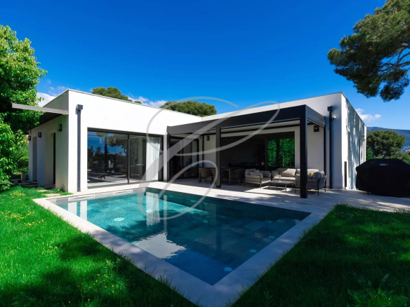 Villa contemporaine rénovée avec piscine et jardin à Roquebrune-Cap-Martin.