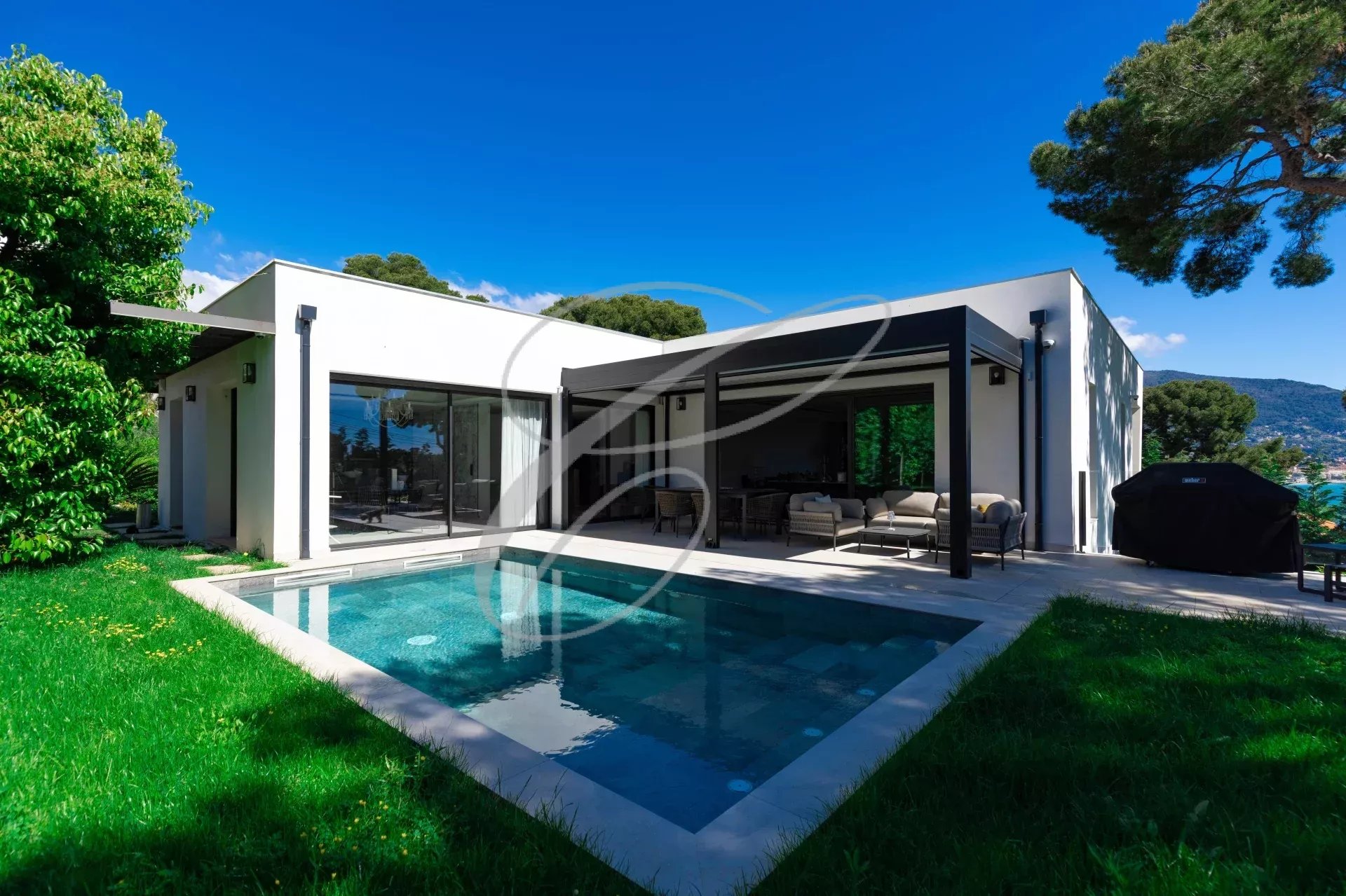 Villa contemporaine rénovée avec piscine et jardin à Roquebrune-Cap-Martin.