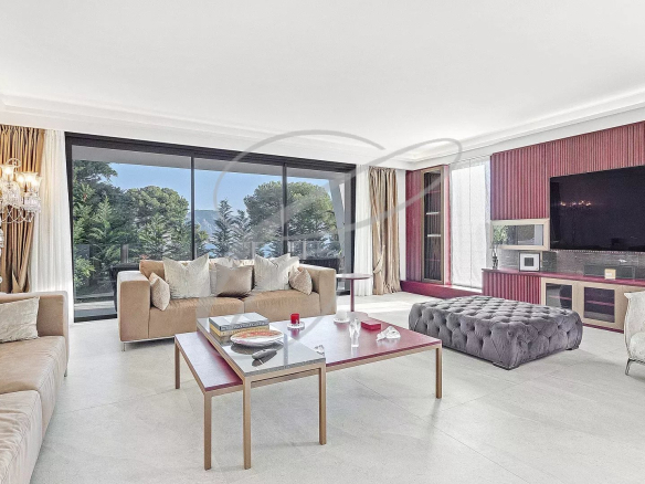 Intérieur d'une villa contemporaine à Roquebrune-Cap-Martin, salon lumineux avec vue sur le jardin.