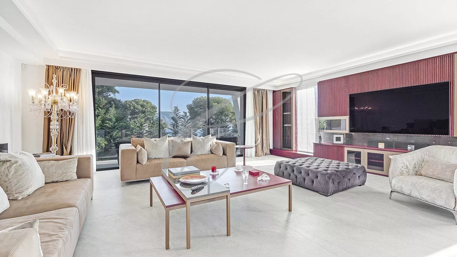 Intérieur d'une villa contemporaine à Roquebrune-Cap-Martin, salon lumineux avec vue sur le jardin.