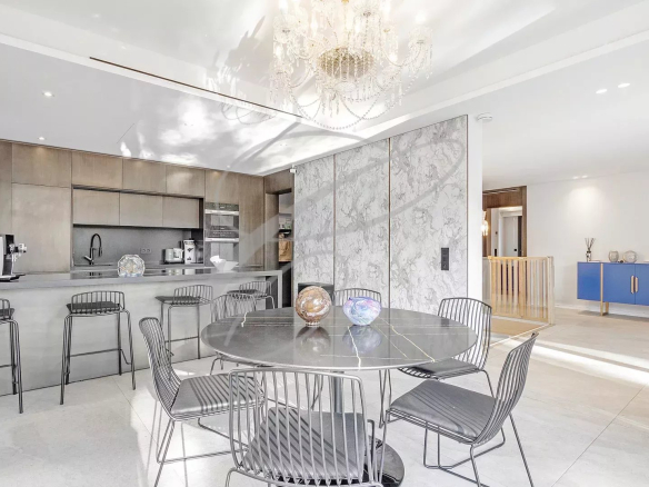 Intérieur d'une villa contemporaine avec cuisine moderne et salle à manger.