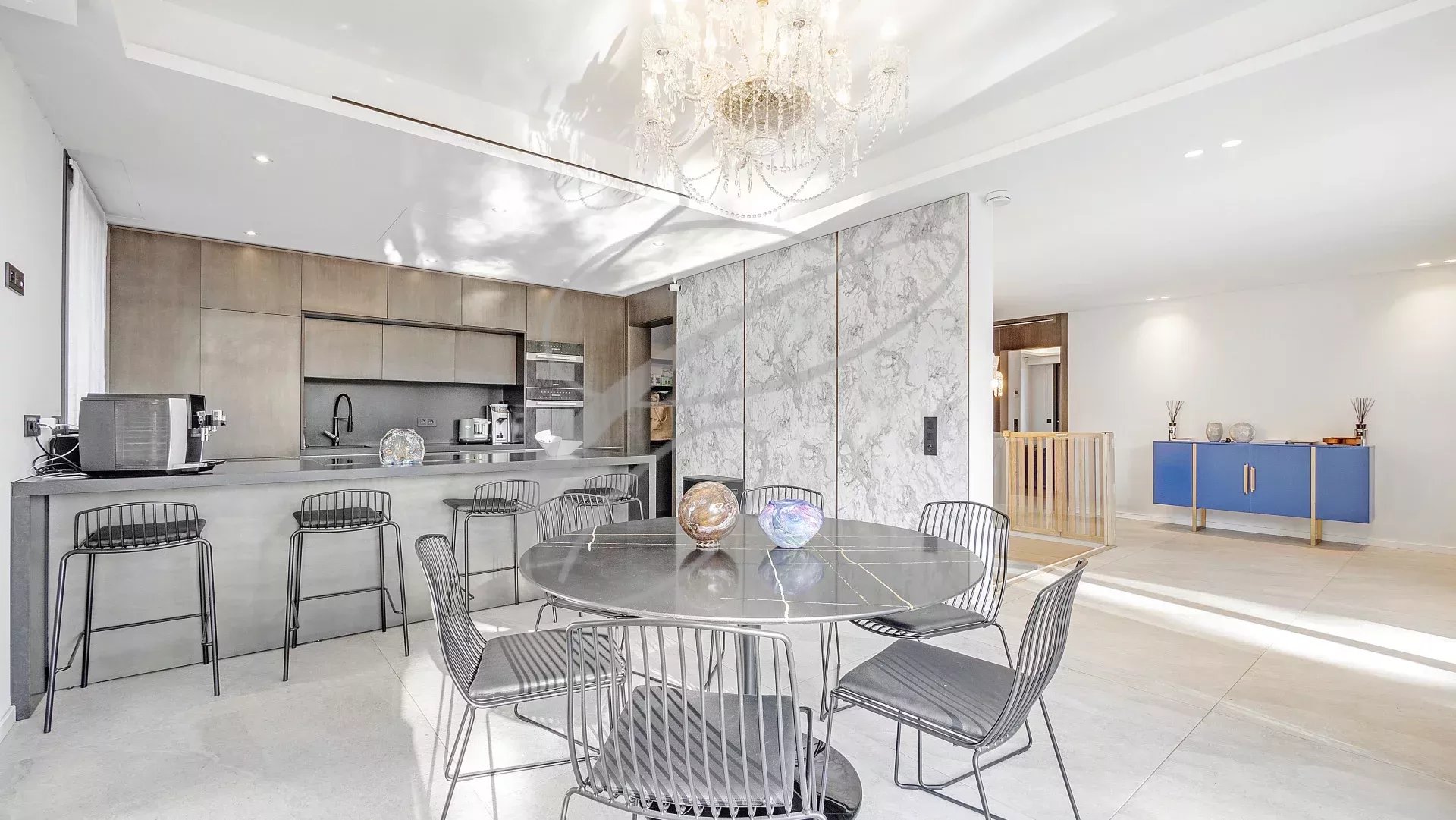 Intérieur d'une villa contemporaine avec cuisine moderne et salle à manger.