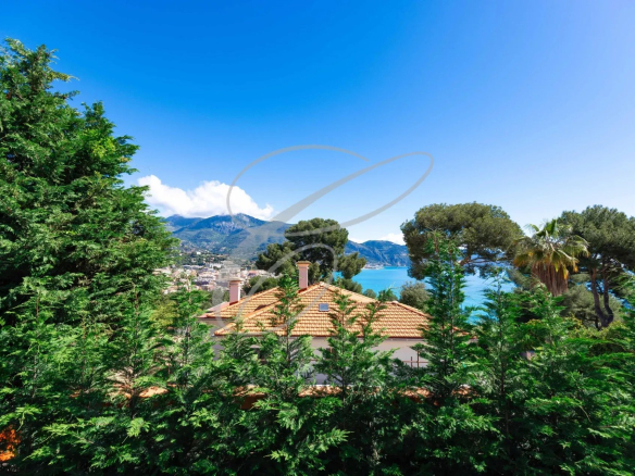 Vue d'une villa contemporaine entourée de verdure avec aperçu de la mer au Cap Martin.