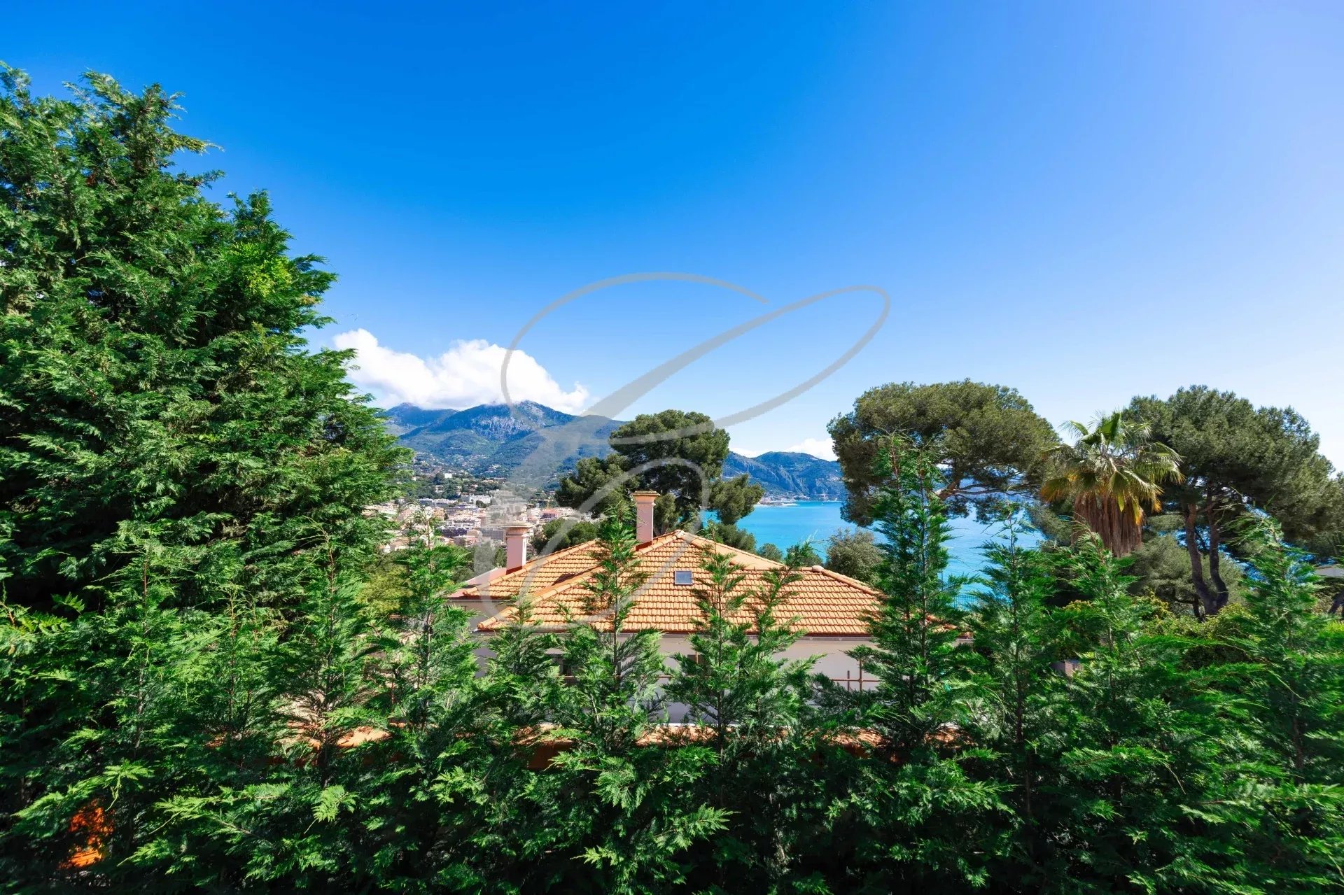 Vue d'une villa contemporaine entourée de verdure avec aperçu de la mer au Cap Martin.