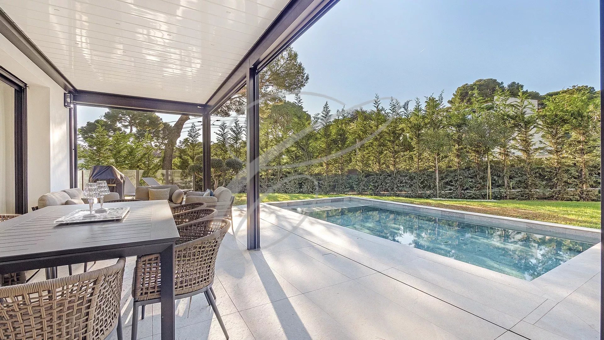 Terrasse d'une villa contemporaine avec piscine et mobilier extérieur, Roquebrune-Cap-Martin.