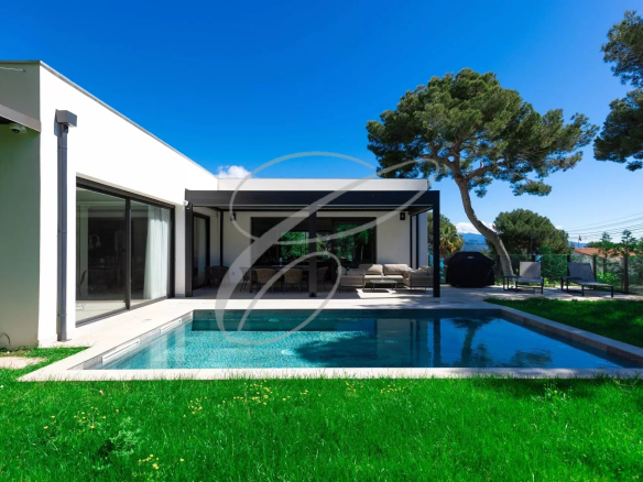 Villa contemporaine rénovée avec piscine et jardin à Roquebrune-Cap-Martin.