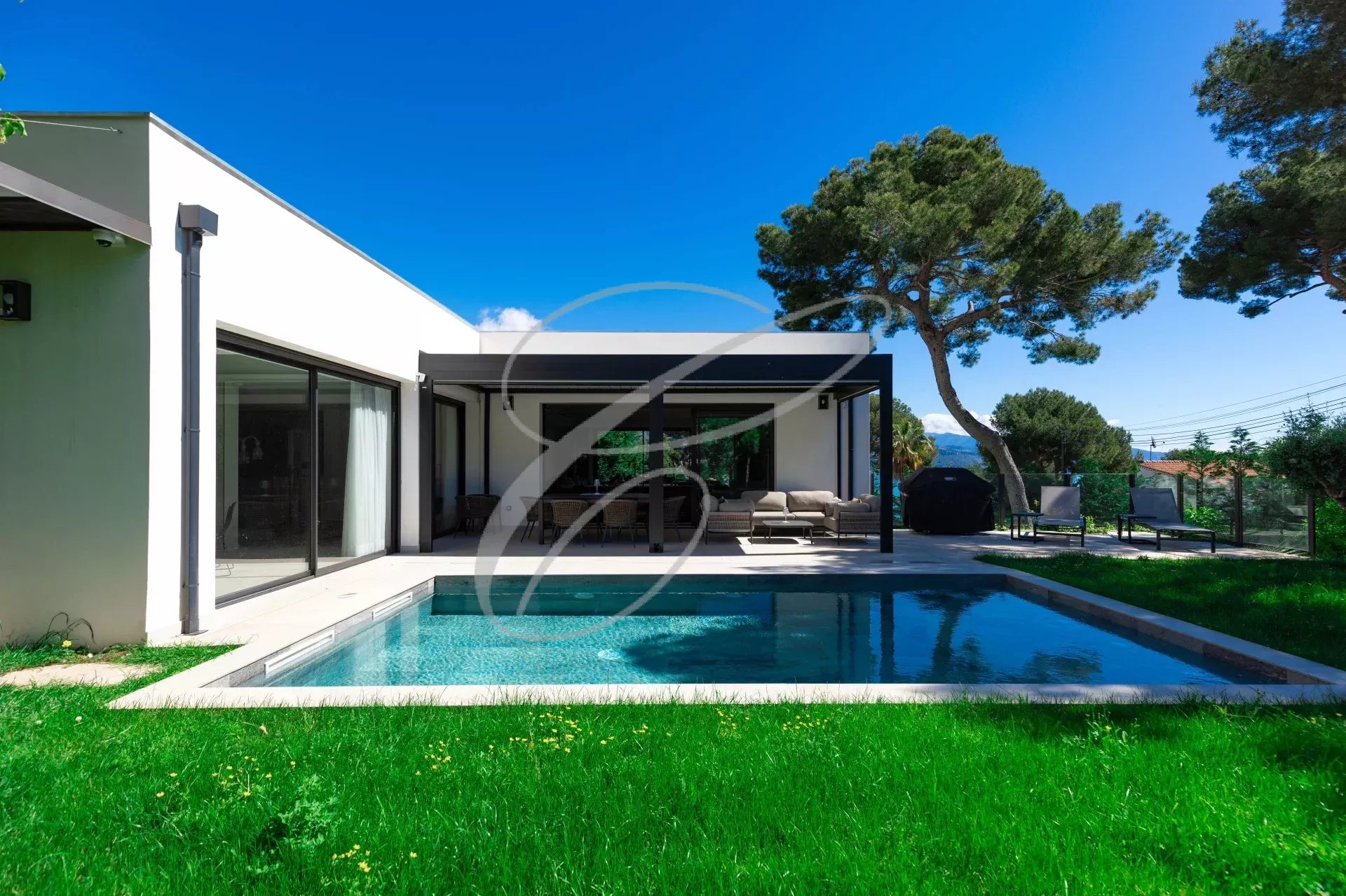 Villa contemporaine rénovée avec piscine et jardin à Roquebrune-Cap-Martin.