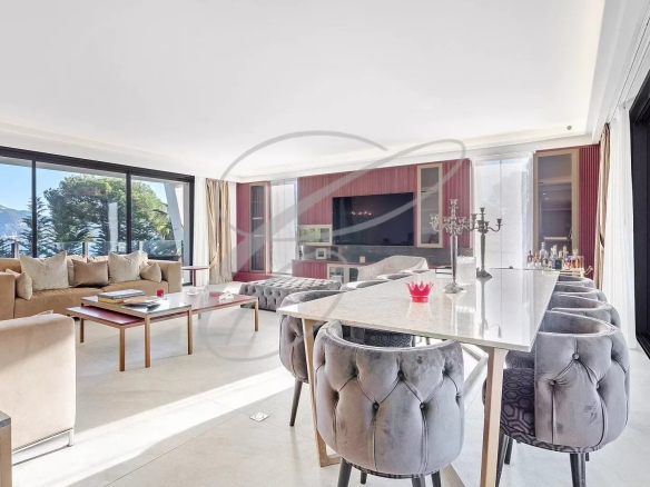 Intérieur d'une villa contemporaine avec salon spacieux et vue sur la mer.