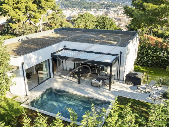 Villa contemporaine rénovée avec piscine et jardin à Roquebrune-Cap-Martin.