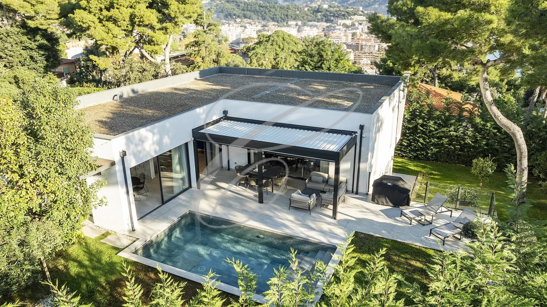 Villa contemporaine rénovée avec piscine et jardin à Roquebrune-Cap-Martin.