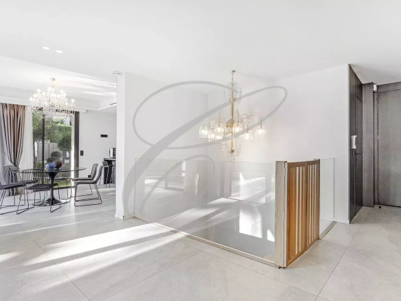 Intérieur d'une villa contemporaine rénovée avec un espace de réception lumineux et moderne.