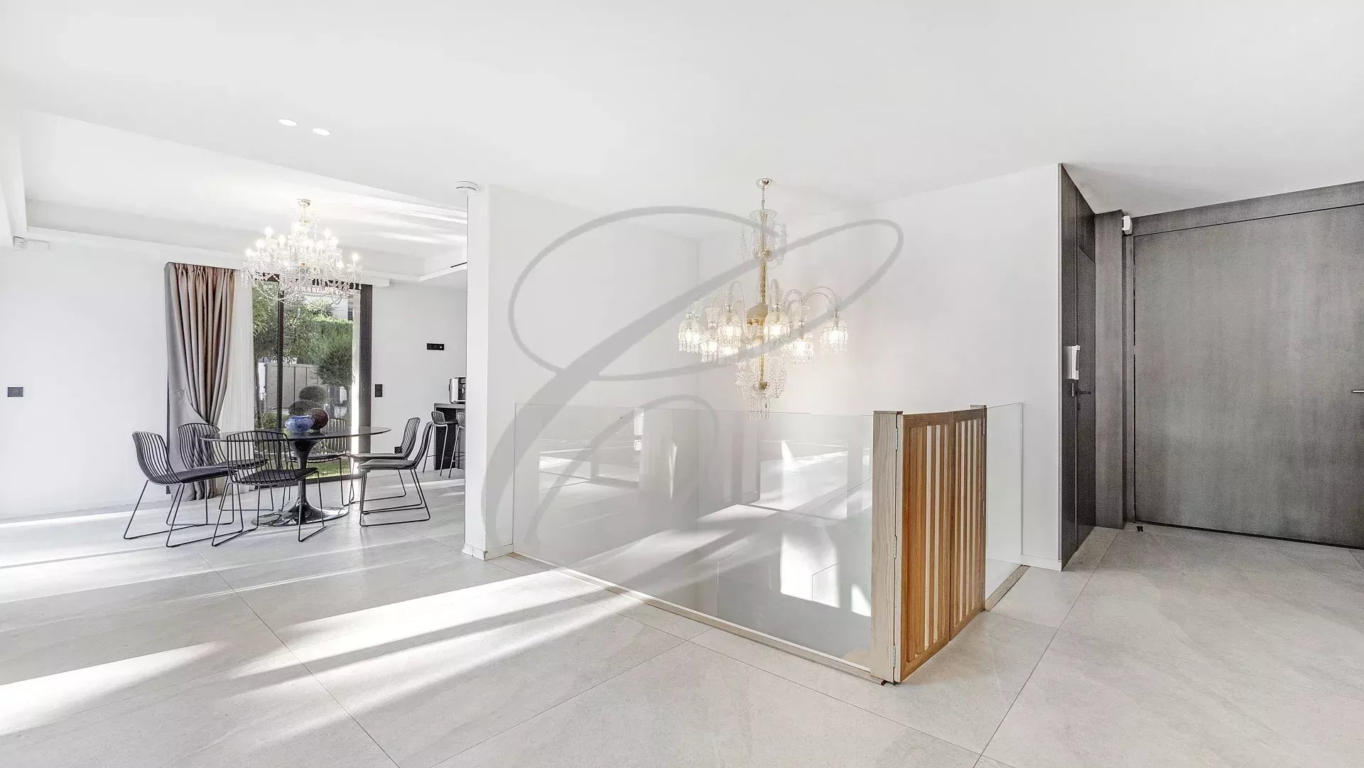 Intérieur d'une villa contemporaine rénovée avec un espace de réception lumineux et moderne.