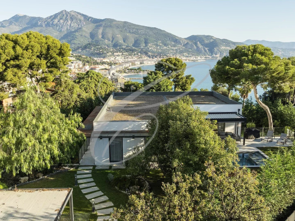 Villa contemporaine rénovée avec vue sur la mer et jardin paysager à Roquebrune-Cap-Martin.