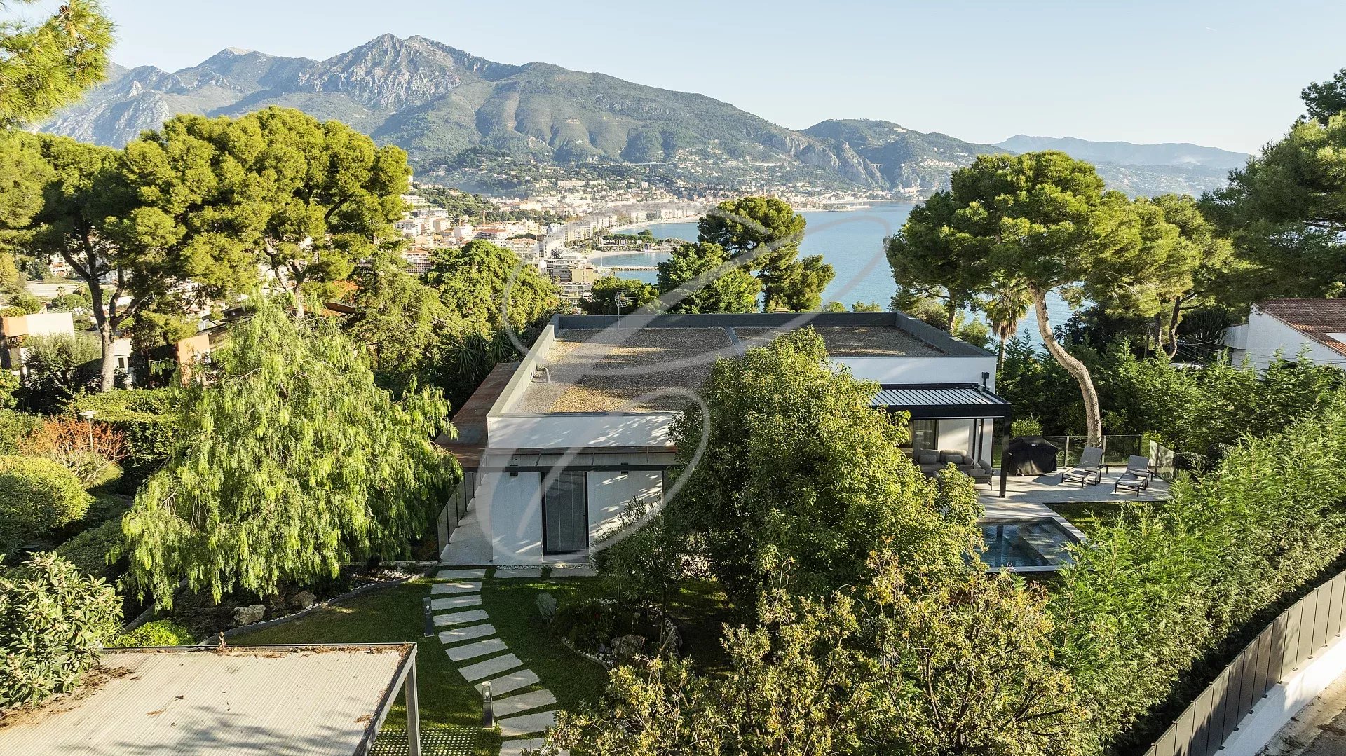 Villa contemporaine rénovée avec vue sur la mer et jardin paysager à Roquebrune-Cap-Martin.
