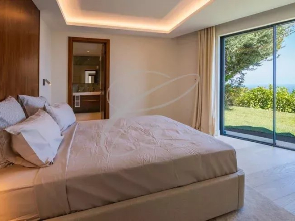 Chambre d'une villa contemporaine à Beausoleil avec vue sur la mer.