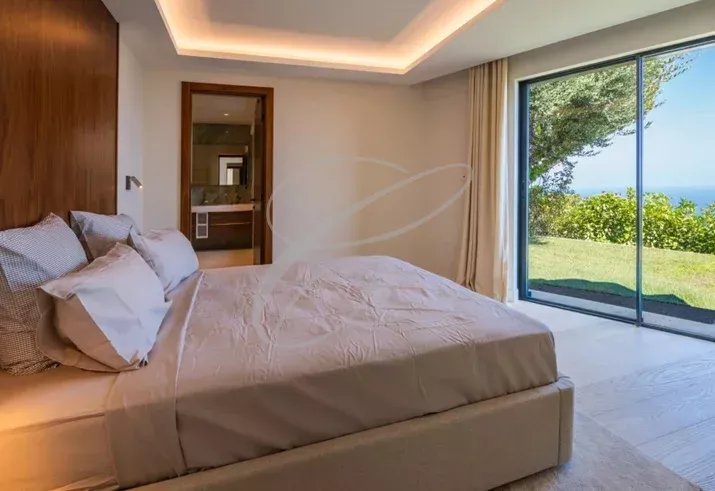 Chambre d'une villa contemporaine à Beausoleil avec vue sur la mer.