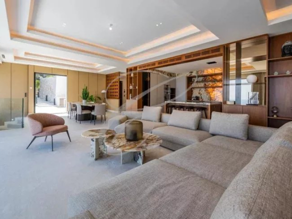 Intérieur d'une villa contemporaine à Beausoleil avec salon spacieux et mobilier moderne.