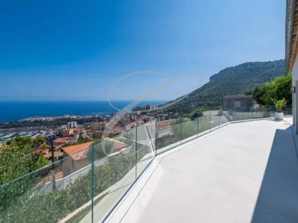 Terrasse d'une villa contemporaine à Beausoleil avec vue sur la mer et Monaco.