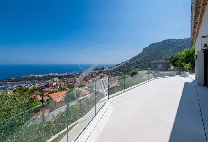 Terrasse d'une villa contemporaine à Beausoleil avec vue sur la mer et Monaco.