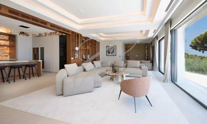 Intérieur d'une villa contemporaine à Beausoleil avec salon spacieux et cuisine ouverte.
