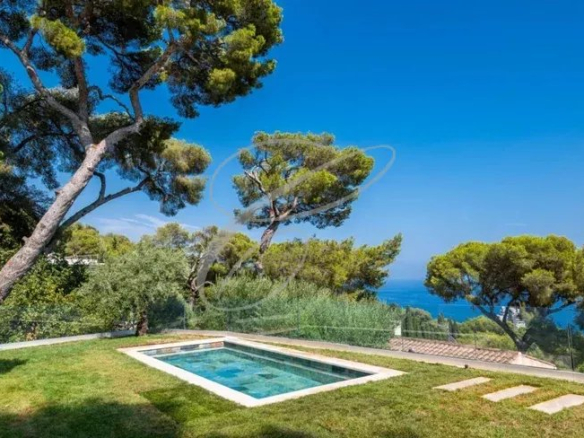 Vue d'une villa contemporaine avec piscine et jardin à Beausoleil, près de Monaco.