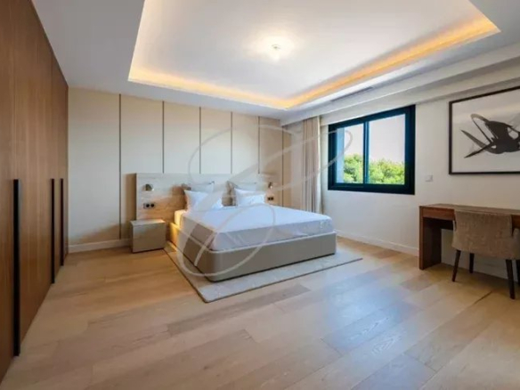 Chambre d'une villa contemporaine à Beausoleil, avec lit double et bureau.