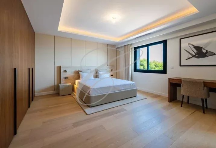 Chambre d'une villa contemporaine à Beausoleil, avec lit double et bureau.