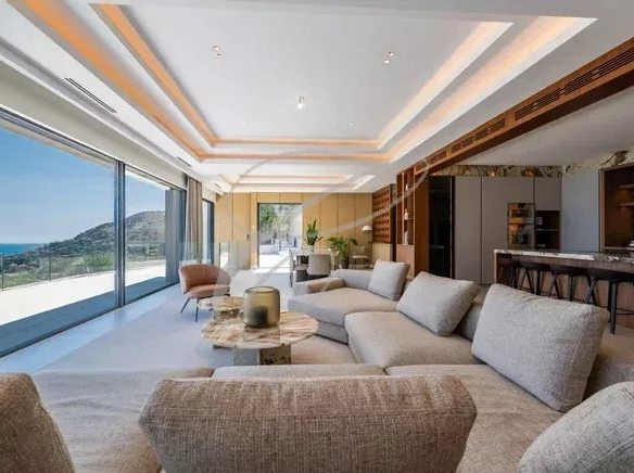 Intérieur d'une villa contemporaine à Beausoleil avec vue sur la mer, salon spacieux et lumineux.