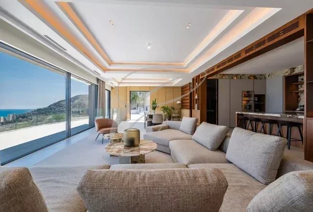 Intérieur d'une villa contemporaine à Beausoleil avec vue sur la mer, salon spacieux et lumineux.