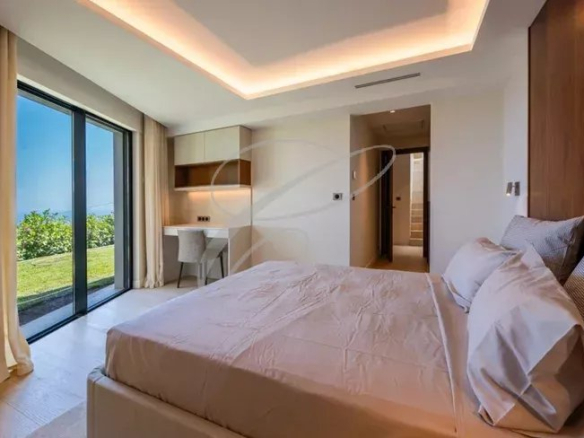 Chambre moderne avec vue sur le jardin et la mer, villa contemporaine à Beausoleil.
