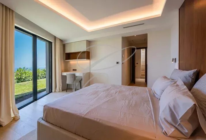 Chambre moderne avec vue sur le jardin et la mer, villa contemporaine à Beausoleil.