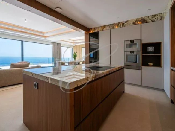 Intérieur d'une villa contemporaine à Beausoleil avec cuisine moderne et vue sur la mer.