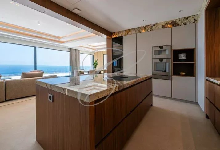 Intérieur d'une villa contemporaine à Beausoleil avec cuisine moderne et vue sur la mer.