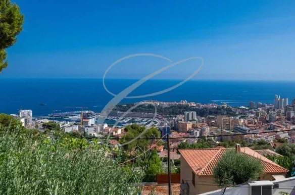 Vue panoramique sur la mer et Monaco depuis une villa contemporaine à Beausoleil.
