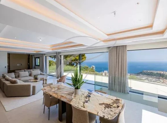 Intérieur d'une villa contemporaine à Beausoleil avec vue sur la mer et Monaco.