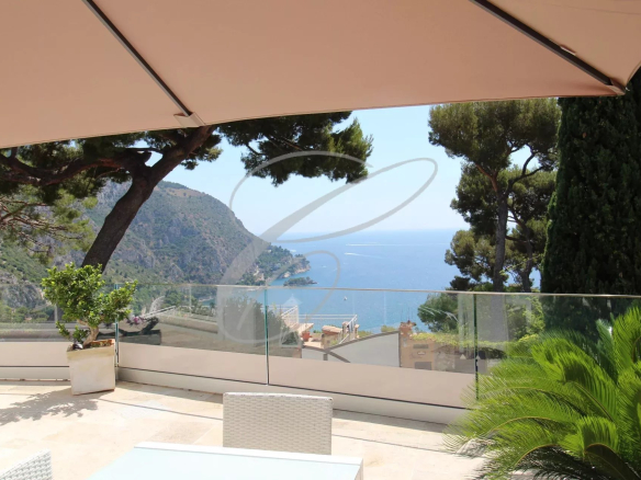 Vue panoramique sur la mer depuis une terrasse d'une villa à Èze.