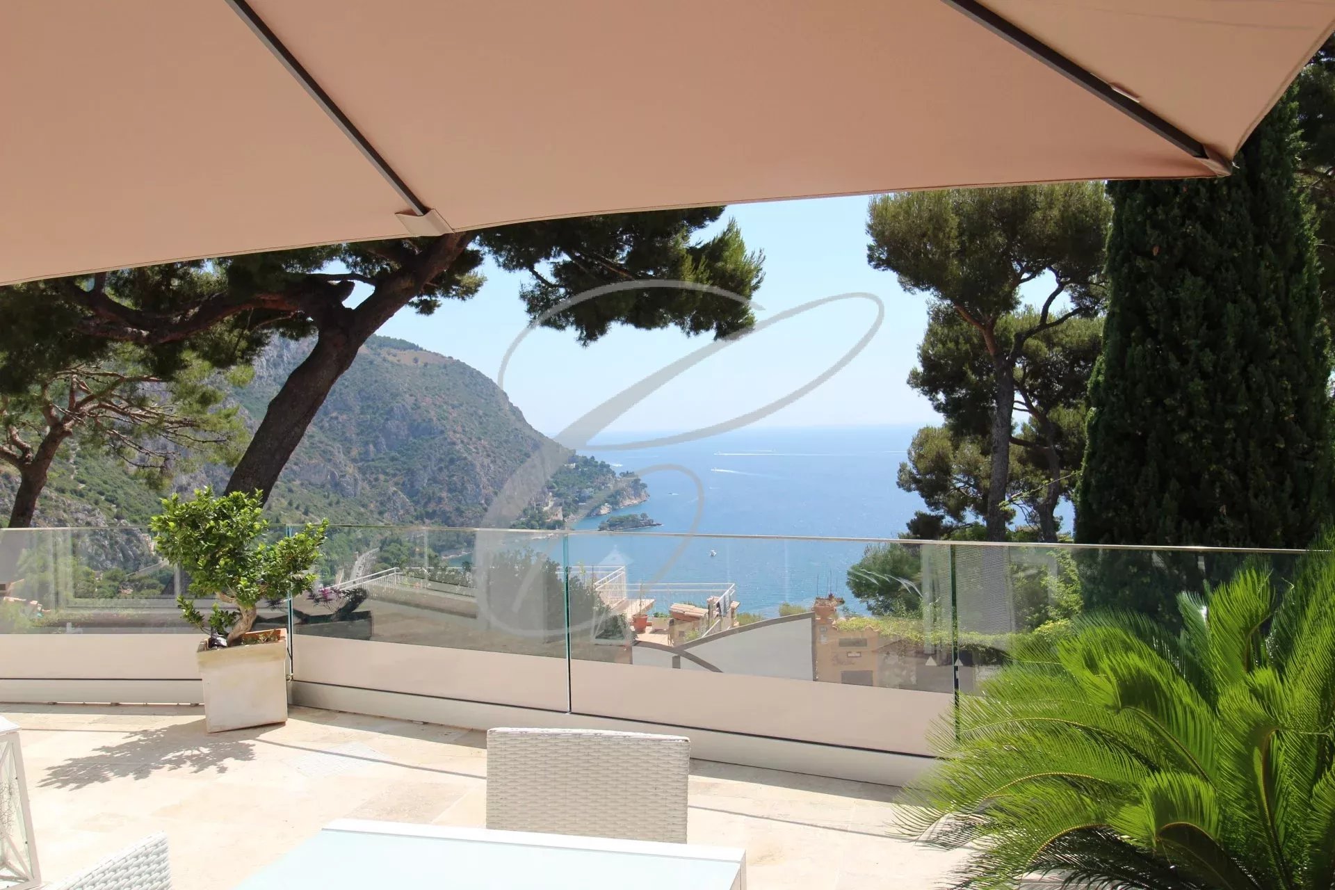 Vue panoramique sur la mer depuis une terrasse d'une villa à Èze.