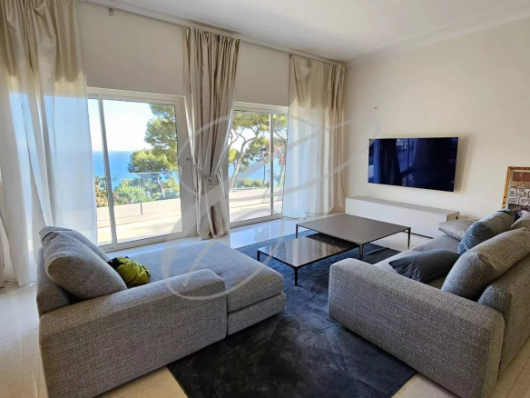 Intérieur d'une villa à Èze avec vue sur la mer, salon lumineux et moderne.