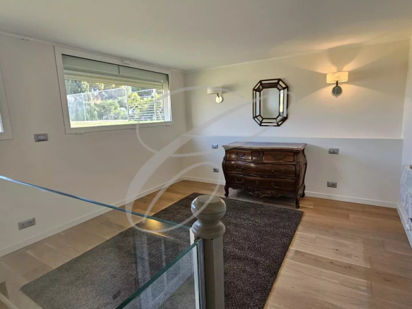 Intérieur d'une villa à Èze avec décoration élégante et parquet en bois.