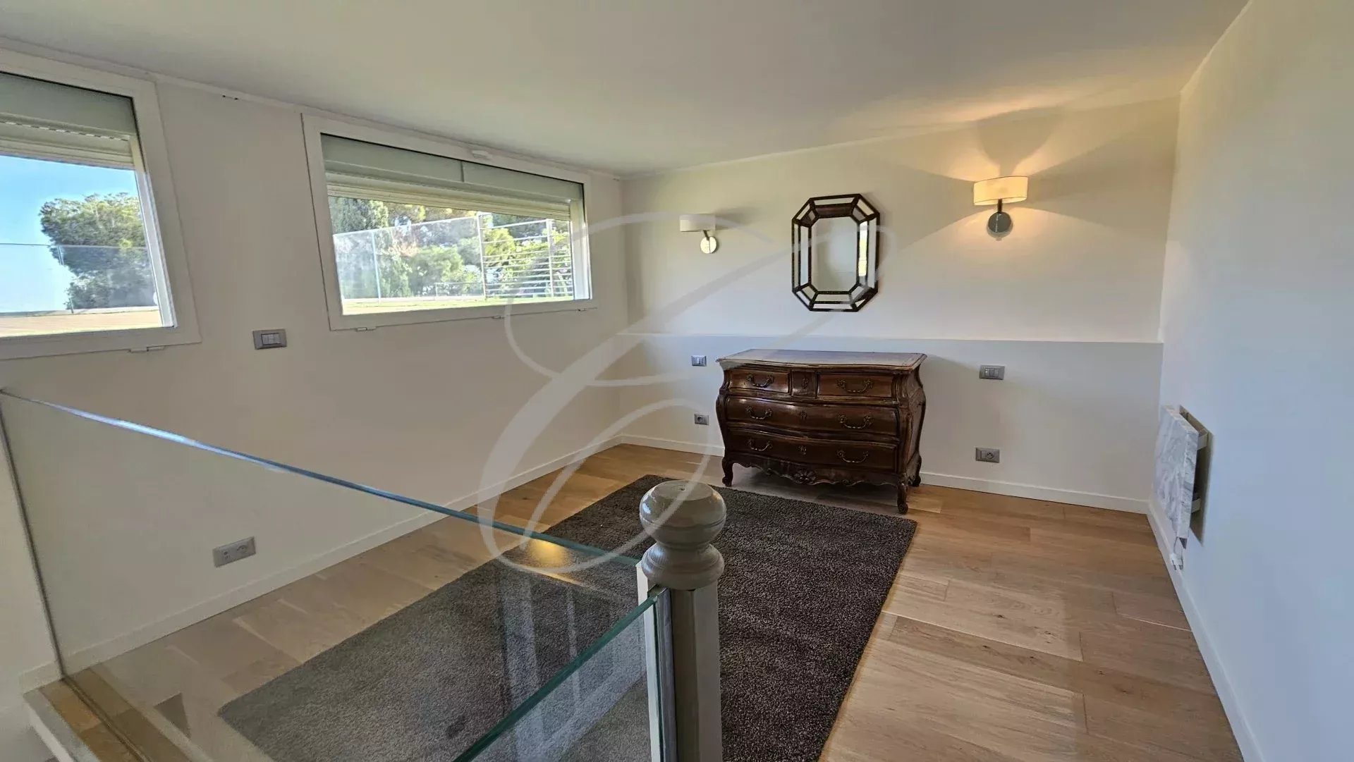 Intérieur d'une villa à Èze avec décoration élégante et parquet en bois.