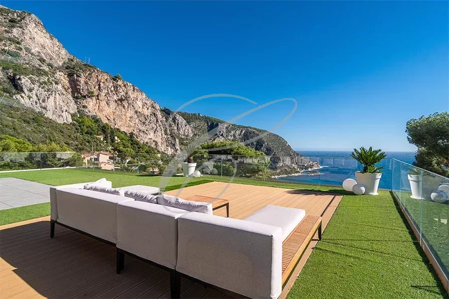Terrasse d'une villa à Èze avec vue sur la mer et les montagnes environnantes.