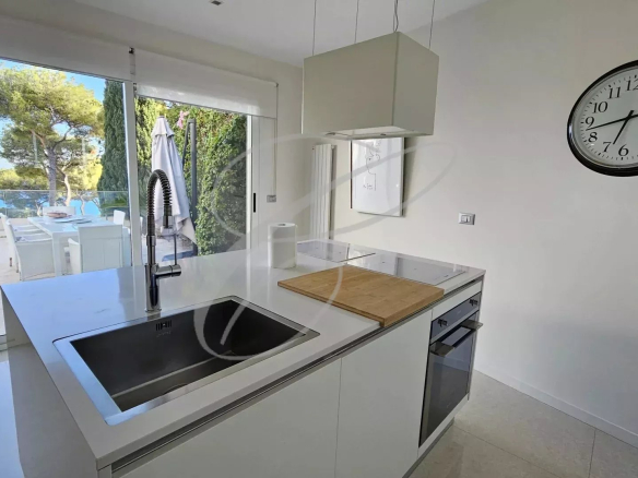 Cuisine moderne d'une villa avec vue sur la mer à Èze, France.