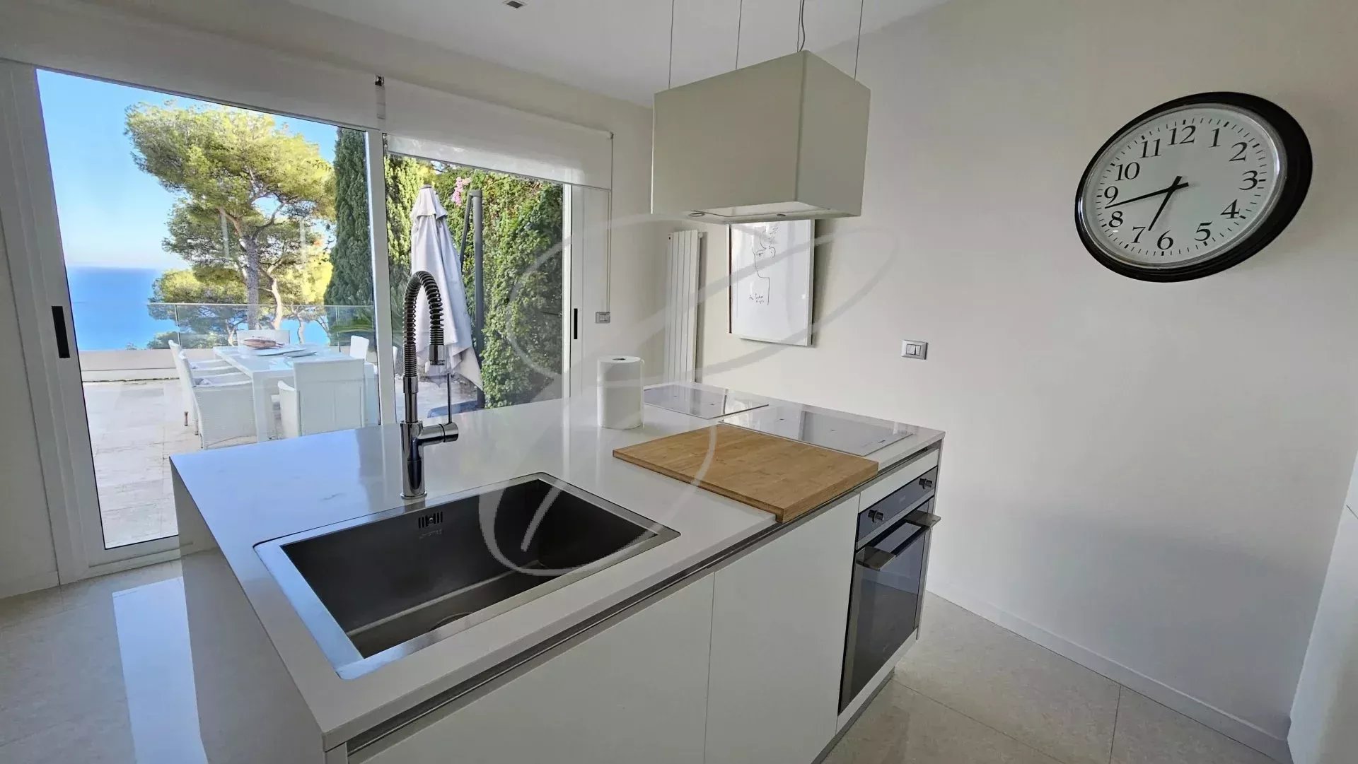 Cuisine moderne d'une villa avec vue sur la mer à Èze, France.