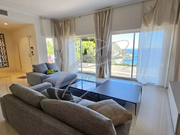 Intérieur d'une villa à Èze avec vue sur la mer, salon lumineux et moderne.